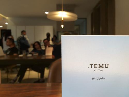 Bercengkrama sambil Menyesap Kopi di Titik Temu Coffee Jenggala